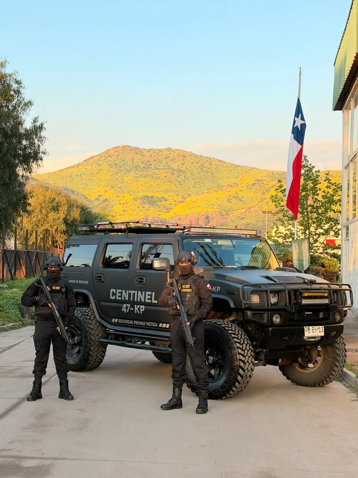 Guardias tácticos Centinel junto a la unidad de reacción y la bandera de Chile